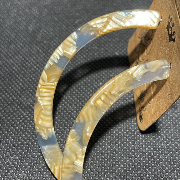 Plastic hoop earrings - Picture 4 of 4